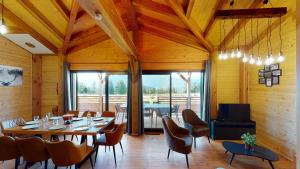 une salle à manger avec une grande table et des chaises dans l'établissement Woodland Village Anzère, à Ayent