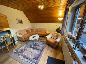 sala de estar con sofás y mesa en Ferienwohnung Beate Engelhardt, en Kleinern