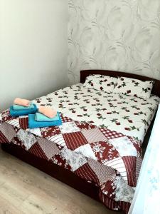 Giường trong phòng chung tại Центр города.