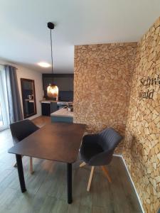een eetkamer met een tafel en stoelen en een keuken bij Schwarz I wald Apartment in Freudenstadt