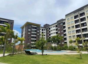 AVIDA ATRIA T2- A, near SM city and smallville内部或周边的泳池