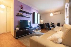 a living room with a couch and a tv at Flexible SelfCheckIns 29 - Zagreb - Garage - Loggia - New - Apartments Repinc in Zagreb