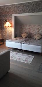 約鎮的住宿－Casa Fontenay charmig lägenhet nära stadsparken och Vättern，一间卧室配有两张床和一盏灯。