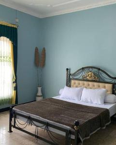 Un pat sau paturi într-o cameră la Villa Rusa (Best Place you can get in da' town!)