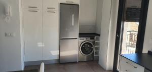 kuchnia z pralką i pralką w obiekcie JOSE APARTAMENTo w mieście San Jose de la Rinconada +16 zdjęć