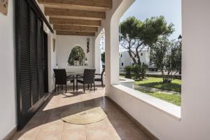 En balkong eller terrass på Villa Alegria 55 Cala Serena