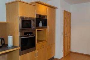 A kitchen or kitchenette at Stoabergblick