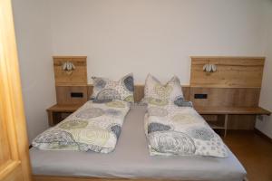 A bed or beds in a room at Stoabergblick