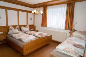 A bed or beds in a room at Stoabergblick