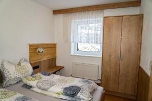 A bed or beds in a room at Stoabergblick