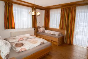 A bed or beds in a room at Stoabergblick