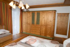 A bed or beds in a room at Stoabergblick
