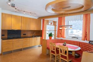 A kitchen or kitchenette at Stoabergblick