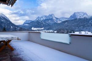 A general mountain view or a mountain view taken from Az apartmant