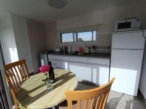 Η κουζίνα ή μικρή κουζίνα στο חאן בכפר במשק בלה מאיה - הצימר +5 φωτογραφίες