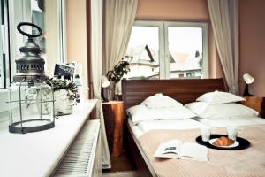 sypialnia z łóżkiem i stołem z książką w obiekcie Apartament Giencyno Koncina Zakopane w Zakopanem