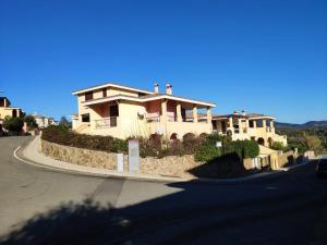 una casa al lado de una carretera en Il Borgo Del Sole, en Villasimius