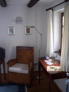 een kamer met een stoel, een tafel en een lamp bij Am Alten Fronhof in Bergisch Gladbach +3 foto's