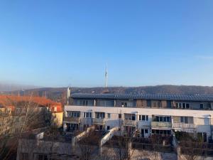 ein weißes Gebäude mit einem Dach darüber in der Unterkunft Ferienwohnung Tiny in Dresden