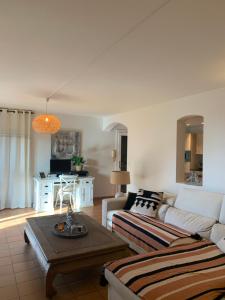 una sala de estar con un sofá y una mesa en Au Petit Paradis, en Roquefort-la-Bédoule