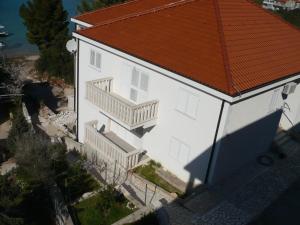 - une vue sur une maison blanche dotée d'un toit orange dans l'établissement Apartments San, à Lovište