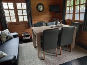 Gallery image of tHoefijzer Luxere Blokhutten 5 pers en Mini Camping in Zwiggelte +6 photos