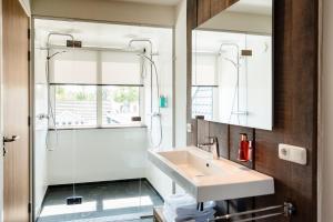 Ein Badezimmer in der Unterkunft Van Heeckeren Hotel