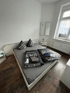 sypialnia z łóżkiem z poduszkami w obiekcie Spremberger City Ferienwohnung w mieście Spremberg