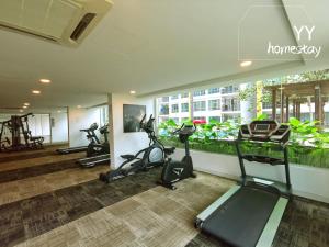 un gimnasio con cintas de correr y elípticas en un edificio en Greenfield Regency Comfort Suite - Wifi 4pax Paradigm & Sutera, en Johor Bahru