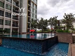 una piscina en medio de un edificio en Greenfield Regency Comfort Suite - Wifi 4pax Paradigm & Sutera, en Johor Bahru