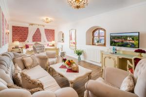 a living room with couches and a table at Schlosshotel Klaffenbach in Chemnitz