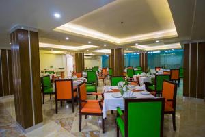 un ristorante con tavoli e sedie in una stanza di Hotel Gulshan Lake View a Dhaka