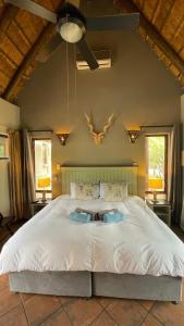 מיטה או מיטות בחדר ב-Ujabule Lodge