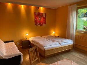 Postel nebo postele na pokoji v ubytování Bühnenwirtshaus Juster