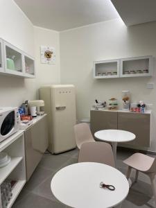 A kitchen or kitchenette at B&B m’ama non m’ama