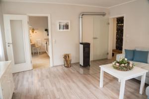 uma sala de estar com um sofá e uma mesa em Urlaubsfreude Biedermann Haus Blumenglück - Rose em Sebnitz