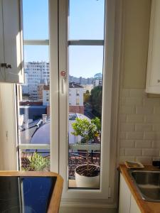 een keukendeur met uitzicht op een balkon bij Anna's Home Sweet Home in Boulogne-Billancourt