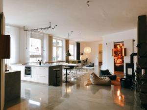 eine große Küche und ein Wohnzimmer mit einem Tisch in der Unterkunft GOHO Loft in Nürnberg