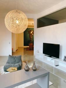 uma sala de estar com um sofá e uma televisão em GOHO Loft em Nurembergue