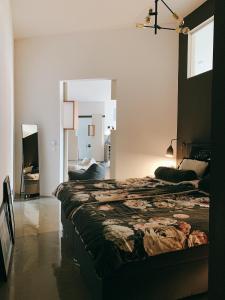 ein Schlafzimmer mit zwei Betten und ein Wohnzimmer in der Unterkunft GOHO Loft in Nürnberg