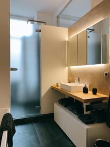 ein Badezimmer mit Waschbecken und Spiegel in der Unterkunft GOHO Loft in Nürnberg