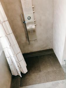 eine Duschkabine im Bad mit Duschvorhang in der Unterkunft GOHO Loft in Nürnberg