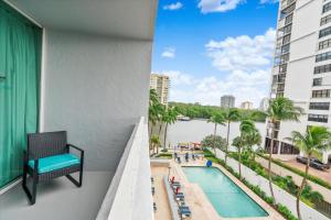 uma varanda com vista para uma piscina e palmeiras em 1 Bedroom Suite at GalleryOne condo em Fort Lauderdale