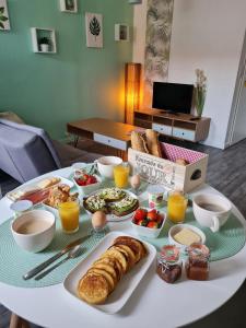 Možnosti snídaně pro hosty v ubytování Gîte "Côté Terre", avec piscine chauffée