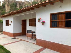 Habitación Jilguero Rojo (Baño Privado y TV)