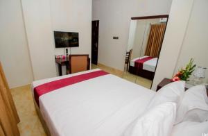 A bed or beds in a room at Hotel Gulshan Lake View
