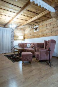 ein Wohnzimmer mit einem Sofa, einem Tisch und Stühlen in der Unterkunft Chata Litwor in Bukowina Tatrzańska