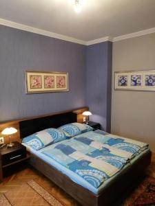 A bed or beds in a room at Leander Apartman