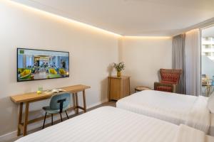 TV a/nebo společenská místnost v ubytování Vert Hotel Eilat by AFI Hotels