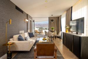 TV a/nebo společenská místnost v ubytování Vert Hotel Eilat by AFI Hotels